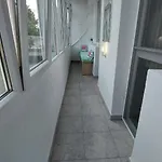 3 Apartment, Center, 1st Floor Flat, Aubg, Wifi, Pc I5 Ssd, Tablet, Androidmitvbox, 3 Led Tvs 200 Channels, Long Terrace, Self-easy-late Check-in Key Box, Before Greece شقة
