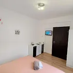 3 Apartment, Center, 1st Floor Flat, Aubg, Wifi, Pc I5 Ssd, Tablet, Androidmitvbox, 3 Led Tvs 200 Channels, Long Terrace, Self-easy-late Check-in Key Box, Before Greece شقة بلاغويفغراد