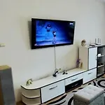 3 Apartment, Center, 1st Floor Flat, Aubg, Wifi, Pc I5 Ssd, Tablet, Androidmitvbox, 3 Led Tvs 200 Channels, Long Terrace, Self-easy-late Check-in Key Box, Before Greece Appartement Blagoevgrad