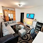 3 Apartment, Center, 1st Floor Flat, Aubg, Wifi, Pc I5 Ssd, Tablet, Androidmitvbox, 3 Led Tvs 200 Channels, Long Terrace, Self-easy-late Check-in Key Box, Before Greece * بلاغويفغراد