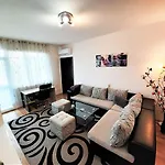 شقة 3 Apartment, Center, 1st Floor Flat, Aubg, Wifi, Pc I5 Ssd, Tablet, Androidmitvbox, 3 Led Tvs 200 Channels, Long Terrace, Self-easy-late Check-in Key Box, Before Greece