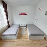 شقة 3 Apartment, Center, 1st Floor Flat, Aubg, Wifi, Pc I5 Ssd, Tablet, Androidmitvbox, 3 Led Tvs 200 Channels, Long Terrace, Self-easy-late Check-in Key Box, Before Greece *