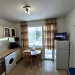 3 Apartment, Center, 1st Floor Flat, Aubg, Wifi, Pc I5 Ssd, Tablet, Androidmitvbox, 3 Led Tvs 200 Channels, Long Terrace, Self-easy-late Check-in Key Box, Before Greece شقة