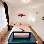 3 Apartment, Center, 1st Floor Flat, Aubg, Wifi, Pc I5 Ssd, Tablet, Androidmitvbox, 3 Led Tvs 200 Channels, Long Terrace, Self-easy-late Check-in Key Box, Before Greece *