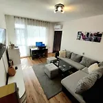 3 Apartment, Center, 1st Floor Flat, Aubg, Wifi, Pc I5 Ssd, Tablet, Androidmitvbox, 3 Led Tvs 200 Channels, Long Terrace, Self-easy-late Check-in Key Box, Before Greece بلاغويفغراد