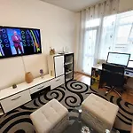 3 Apartment, Center, 1st Floor Flat, Aubg, Wifi, Pc I5 Ssd, Tablet, Androidmitvbox, 3 Led Tvs 200 Channels, Long Terrace, Self-easy-late Check-in Key Box, Before Greece Blagoevgrad