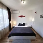 شقة 3 Apartment, Center, 1st Floor Flat, Aubg, Wifi, Pc I5 Ssd, Tablet, Androidmitvbox, 3 Led Tvs 200 Channels, Long Terrace, Self-easy-late Check-in Key Box, Before Greece بلاغويفغراد