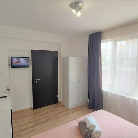 דירה 3 Apartment, Center, 1st Floor Flat, Aubg, Wifi, Pc I5 Ssd, Tablet, Androidmitvbox, 3 Led Tvs 200 Channels, Long Terrace, Self-easy-late Check-in, Before Greece