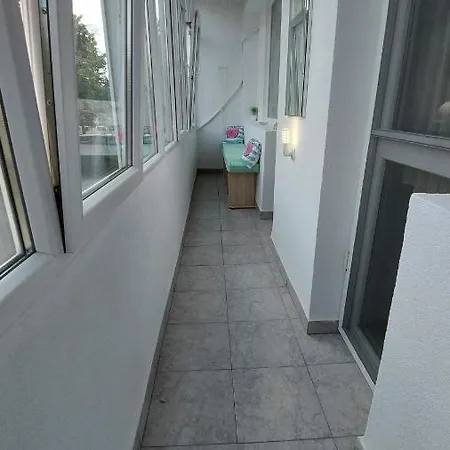 3 Apartment, Center, 1st Floor Flat, Aubg, Wifi, Pc I5 Ssd, Tablet, Androidmitvbox, 3 Led Tvs 200 Channels, Long Terrace, Self-easy-late Check-in Key Box, Before Greece شقة