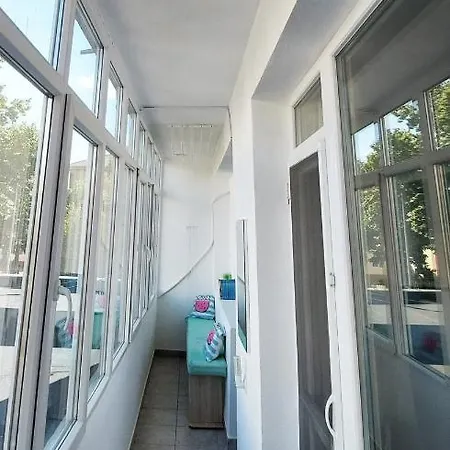 דירה 3 Apartment, Center, 1st Floor Flat, Aubg, Wifi, Pc I5 Ssd, Tablet, Androidmitvbox, 3 Led Tvs 200 Channels, Long Terrace, Self-easy-late Check-in, Before Greece *