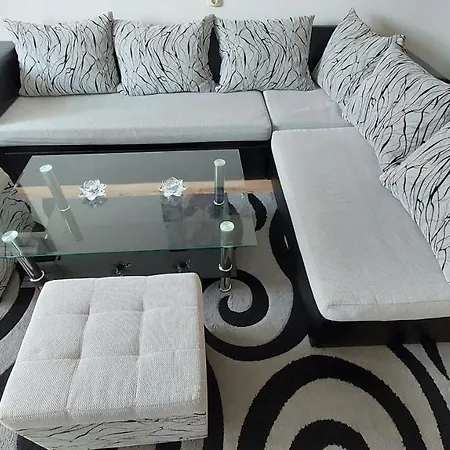 3 Apartment, Center, 1st Floor Flat, Aubg, Wifi, Pc I5 Ssd, Tablet, Androidmitvbox, 3 Led Tvs 200 Channels, Long Terrace, Self-easy-late Check-in Key Box, Before Greece Apartment *