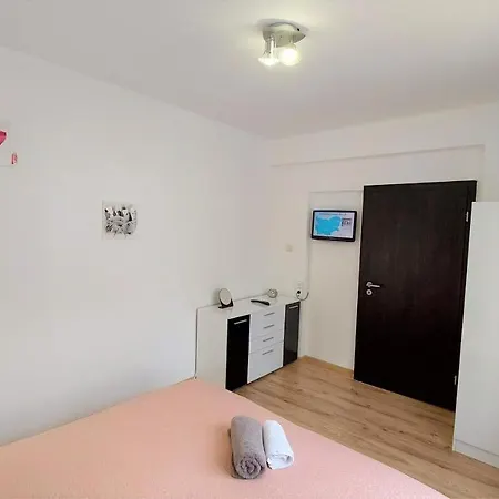 3 Apartment, Center, 1st Floor Flat, Aubg, Wifi, Pc I5 Ssd, Tablet, Androidmitvbox, 3 Led Tvs 200 Channels, Long Terrace, Self-easy-late Check-in Key Box, Before Greece Apartment Blagoewgrad