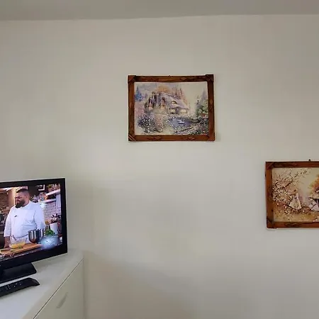Apartamento 3 Apartment, Center, 1st Floor Flat, Aubg, Wifi, Pc I5 Ssd, Tablet, Androidmitvbox, 3 Led Tvs 200 Channels, Long Terrace, Self-easy-late Check-in Key Box, Before Greece