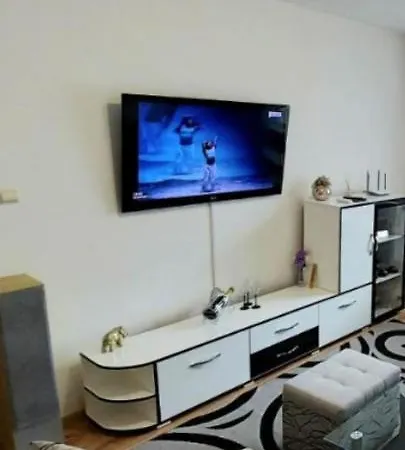 3 Apartment, Center, 1st Floor Flat, Aubg, Wifi, Pc I5 Ssd, Tablet, Androidmitvbox, 3 Led Tvs 200 Channels, Long Terrace, Self-easy-late Check-in, Before Greece דירה בלאגובגראד