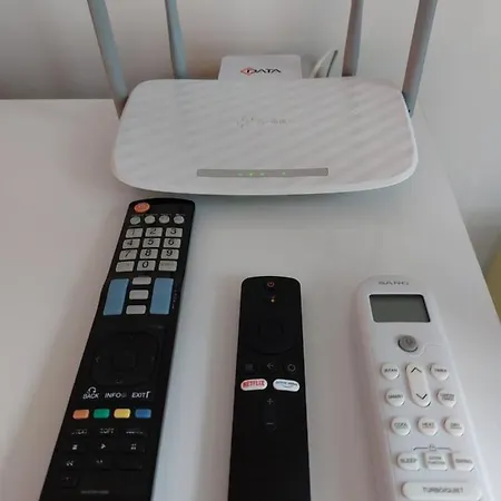 3 Apartment, Center, 1st Floor Flat, Aubg, Wifi, Pc I5 Ssd, Tablet, Androidmitvbox, 3 Led Tvs 200 Channels, Long Terrace, Self-easy-late Check-in Key Box, Before Greece