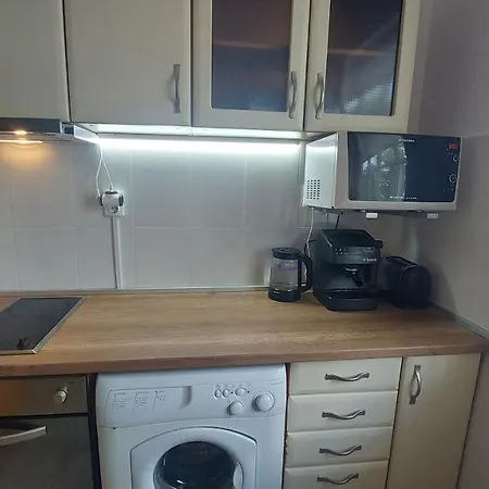 Center Terrace Apartment: Tech-equipped Comfort With Free Parking *