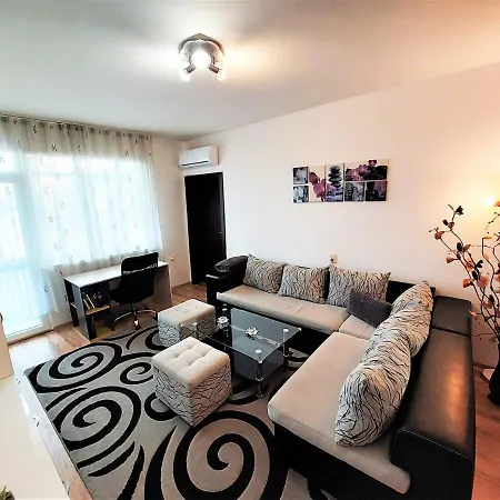 Apartment Center Terrace Apartment: Tech-equipped Comfort With Free Parking