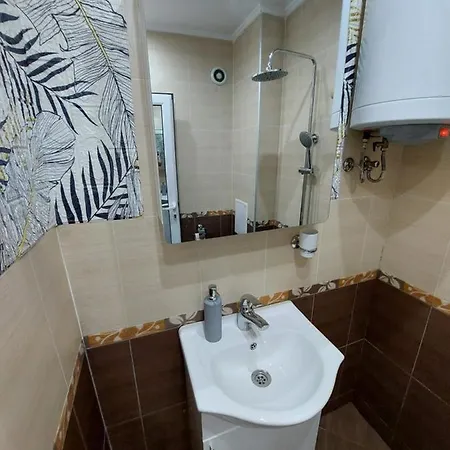 3 Apartment, Center, 1st Floor Flat, Aubg, Wifi, Pc I5 Ssd, Tablet, Androidmitvbox, 3 Led Tvs 200 Channels, Long Terrace, Self-easy-late Check-in Key Box, Before Greece شقة *