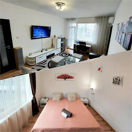 3 Apartment, Center, 1st Floor Flat, Aubg, Wifi, Pc I5 Ssd, Tablet, Androidmitvbox, 3 Led Tvs 200 Channels, Long Terrace, Self-easy-late Check-in Key Box, Before Greece Apartment *