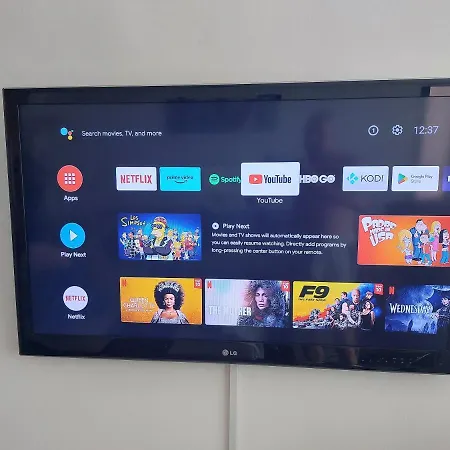 3 Apartment, Center, 1st Floor Flat, Aubg, Wifi, Pc I5 Ssd, Tablet, Androidmitvbox, 3 Led Tvs 200 Channels, Long Terrace, Self-easy-late Check-in Key Box, Before Greece بلاغويفغراد