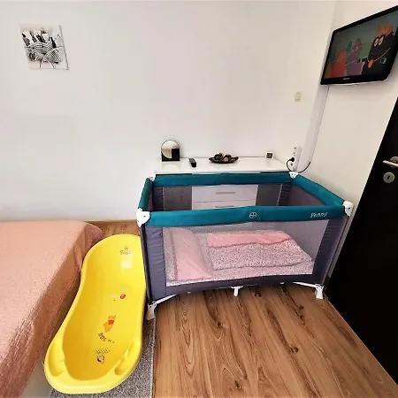 Center Terrace Apartment: Tech-equipped Comfort With Free Parking