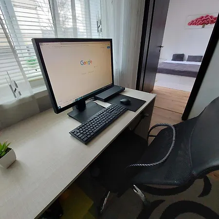 3 Apartment, Center, 1st Floor Flat, Aubg, Wifi, Pc I5 Ssd, Tablet, Androidmitvbox, 3 Led Tvs 200 Channels, Long Terrace, Self-easy-late Check-in Key Box, Before Greece