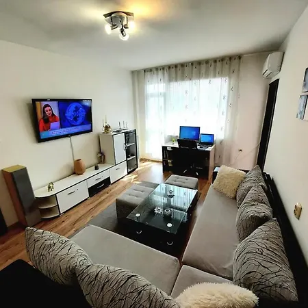 דירה 3 Apartment, Center, 1st Floor Flat, Aubg, Wifi, Pc I5 Ssd, Tablet, Androidmitvbox, 3 Led Tvs 200 Channels, Long Terrace, Self-easy-late Check-in, Before Greece *
