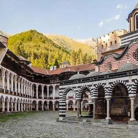 3 Apartment, Center, 1st Floor Flat, Aubg, Wifi, Pc I5 Ssd, Tablet, Androidmitvbox, 3 Led Tvs 200 Channels, Long Terrace, Self-easy-late Check-in, Before Greece * בלאגובגראד