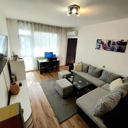 3 Apartment, Center, 1st Floor Flat, Aubg, Wifi, Pc I5 Ssd, Tablet, Androidmitvbox, 3 Led Tvs 200 Channels, Long Terrace, Self-easy-late Check-in Key Box, Before Greece Blagoewgrad
