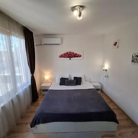 3 Apartment, Center, 1st Floor Flat, Aubg, Wifi, Pc I5 Ssd, Tablet, Androidmitvbox, 3 Led Tvs 200 Channels, Long Terrace, Self-easy-late Check-in Key Box, Before Greece Apartment