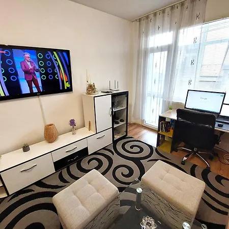 3 Apartment, Center, 1st Floor Flat, Aubg, Wifi, Pc I5 Ssd, Tablet, Androidmitvbox, 3 Led Tvs 200 Channels, Long Terrace, Self-easy-late Check-in Key Box, Before Greece بلاغويفغراد