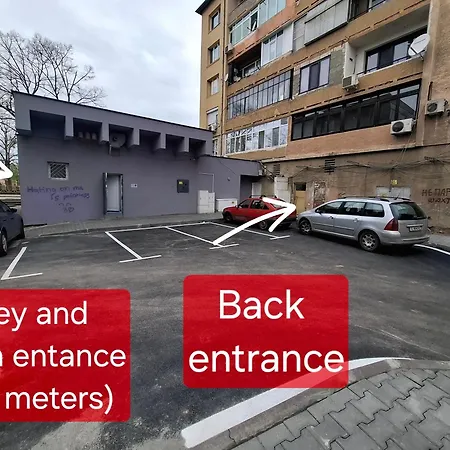 3 Apartment, Center, 1st Floor Flat, Aubg, Wifi, Pc I5 Ssd, Tablet, Androidmitvbox, 3 Led Tvs 200 Channels, Long Terrace, Self-easy-late Check-in Key Box, Before Greece * بلاغويفغراد