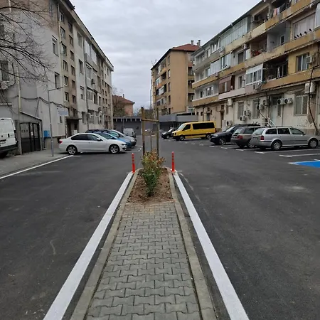 3 Apartment, Center, 1st Floor Flat, Aubg, Wifi, Pc I5 Ssd, Tablet, Androidmitvbox, 3 Led Tvs 200 Channels, Long Terrace, Self-easy-late Check-in Key Box, Before Greece
