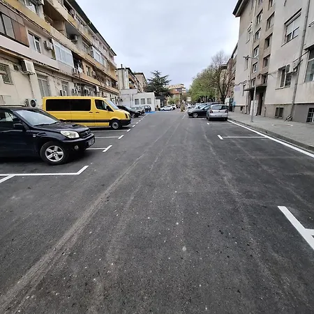 3 Apartment, Center, 1st Floor Flat, Aubg, Wifi, Pc I5 Ssd, Tablet, Androidmitvbox, 3 Led Tvs 200 Channels, Long Terrace, Self-easy-late Check-in Key Box, Before Greece شقة