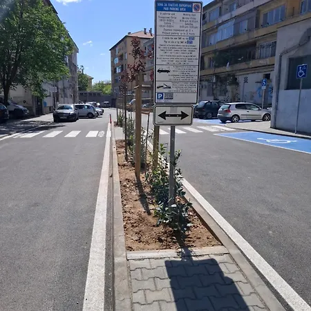 3 Apartment, Center, 1st Floor Flat, Aubg, Wifi, Pc I5 Ssd, Tablet, Androidmitvbox, 3 Led Tvs 200 Channels, Long Terrace, Self-easy-late Check-in Key Box, Before Greece * بلاغويفغراد