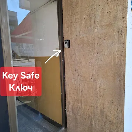 아파트 3 Apartment, Center, 1st Floor Flat, Aubg, Wifi, Pc I5 Ssd, Tablet, Androidmitvbox, 3 Led Tvs 200 Channels, Long Terrace, Self-easy-late Check-in Key Box, Before Greece *