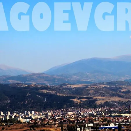 3 Apartment, Center, 1st Floor Flat, Aubg, Wifi, Pc I5 Ssd, Tablet, Androidmitvbox, 3 Led Tvs 200 Channels, Long Terrace, Self-easy-late Check-in Key Box, Before Greece شقة *