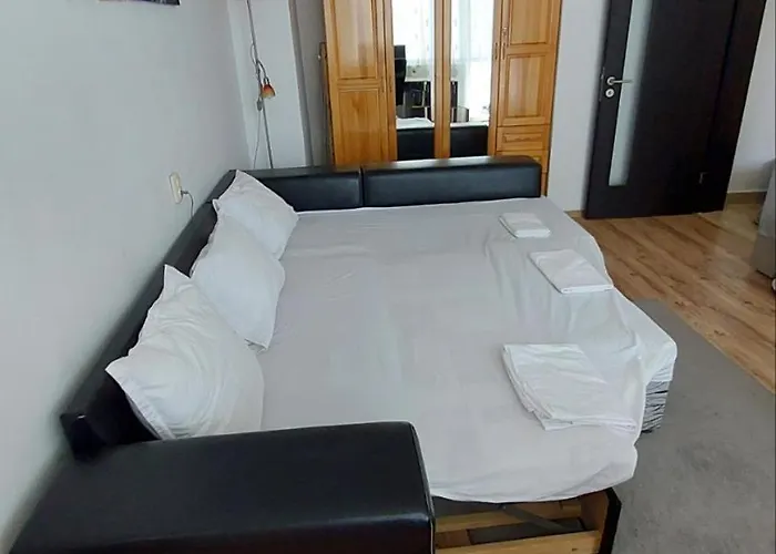 アパート 3 Apartment, Center, 1st Floor Flat, Aubg, Wifi, Pc I5 Ssd, Tablet, Androidmitvbox, 3 Led Tvs 200 Channels, Long Terrace, Self-easy-late Check-in, Before Greece